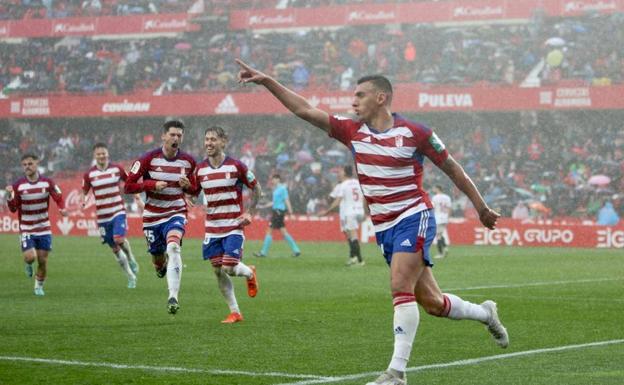 Uzuni desenfunda bajo la tormenta