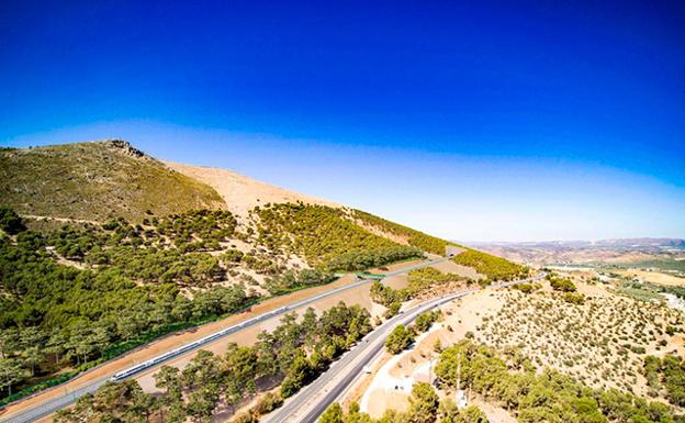 Loja se opone a la variante, que partirá la sierra, y pide al Gobierno ayudas paralelas a las obras