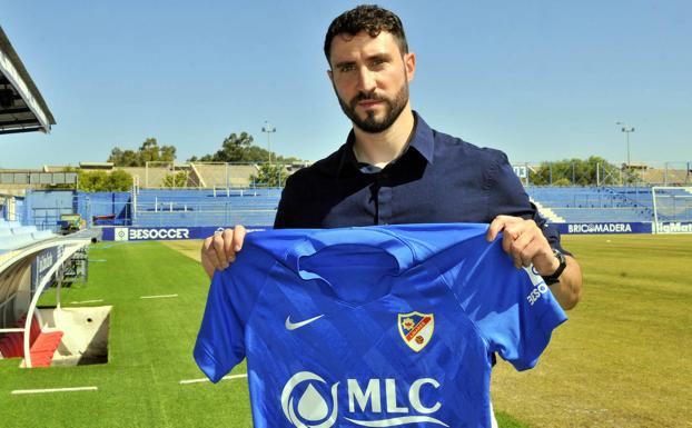 Miguel de Hita ante el reto de reforzar al Linares gastando lo mínimo posible