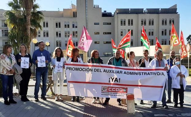 CCOO se concentra en el hospital de Motril para reclamar la promoción del personal Auxiliar Administrativo