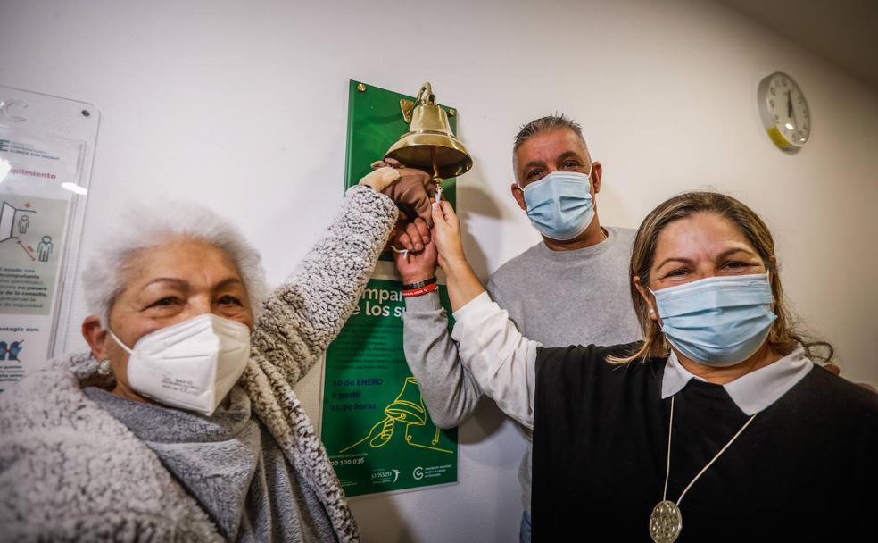 La campana que los pacientes con cáncer de Granada sueñan con tocar