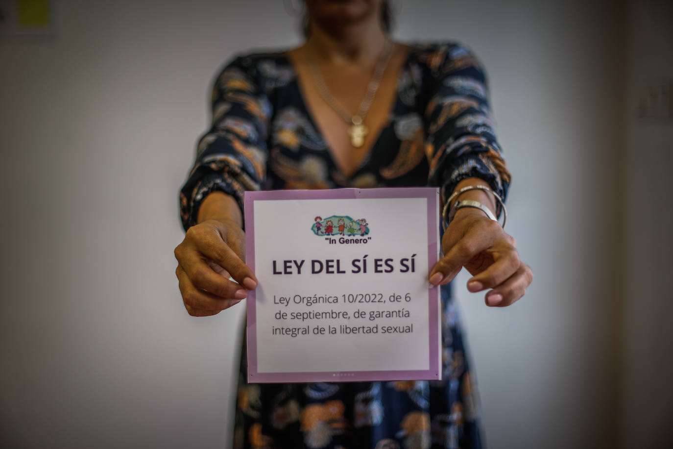 500 personas en Granada esquivan a diario la prohibición de anunciar sus servicios de prostitución