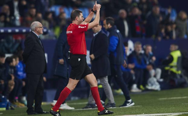 Discutible penalti por mano de Ricard Sánchez