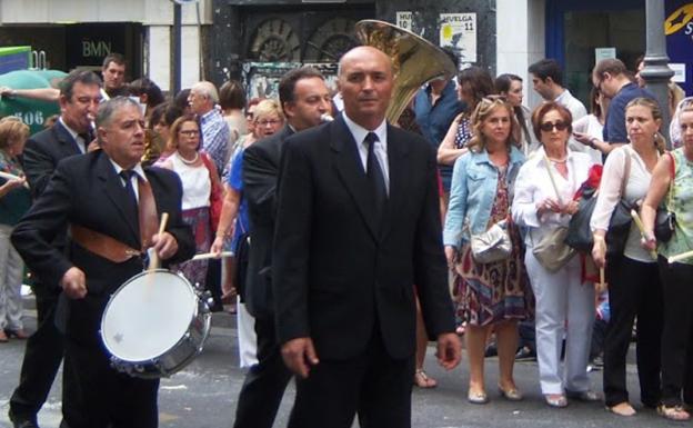 Den Ënnerdirekter vun der Banda Municipal de Música de Granada, Carlos Atienza, an enger rezenter Foto vun der Alcalde de Granada iwwer sozial Themen.