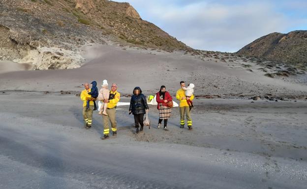 Acuden a un incendio en Genoveses y rescatan a dos mujeres, dos bebés y un niño llegados en patera