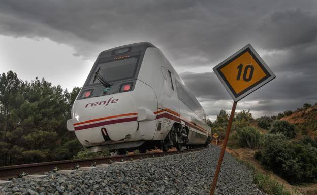 Un incidente con un tren en Madrid-Jaén obliga a los pasajeros a seguir por carretera tras hora y media parados