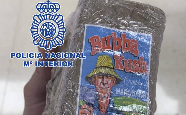 Sorprenden a un joven con 43 kilos de hachís en una bolsa de la compra y en un fardo en un control al azar en Jaén