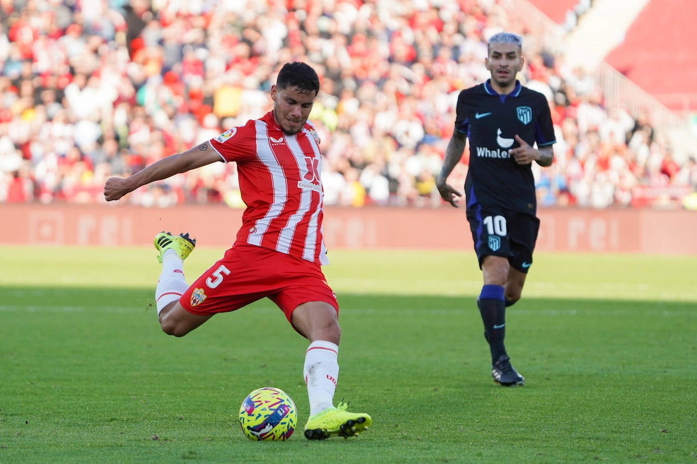 Lucas Robertone, un futbolista de guante blanco en el Almería