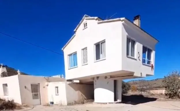 Un hombre construye la casa de sus sueños en Almería y se vuelve viral por su originalidad