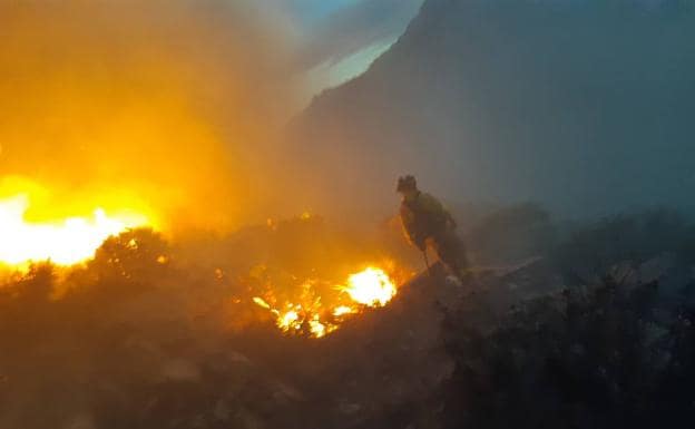 Estabilizado el incendio forestal de Lubrín tras una madrugada complicada por el viento