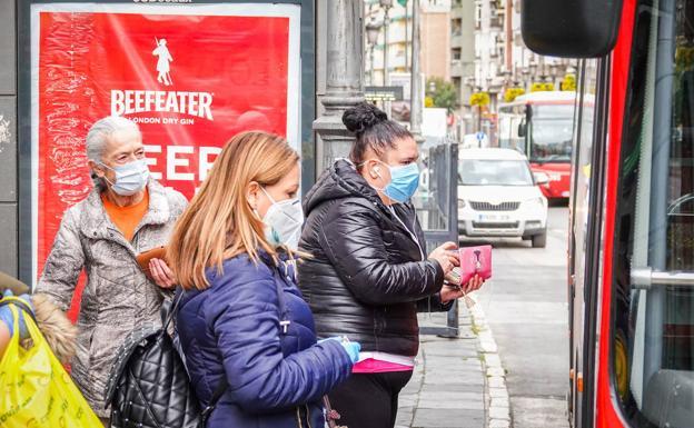 Darias dice que «pronto, pronto, pronto» se eliminará el uso de la mascarilla en el transporte público