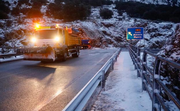 Meteorología eleva la alerta por nieve a naranja en Granada capital y el cinturón