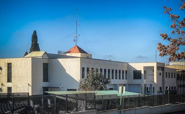 Investigan si varios policías locales de Granada cazaron pájaros en la Jefatura en un turno de noche