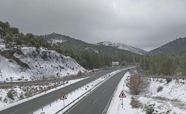 Carreteras cortadas por la nieve en Güéjar Sierra y precaución en la capital y Alpujarra