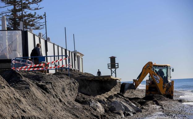 Motril coloca un muro de rocas en Playa Granada para defenderse del temporal