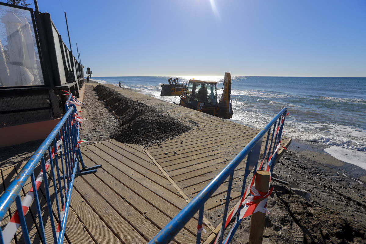 Obras en Playa Granada tras los destrozos del temporal