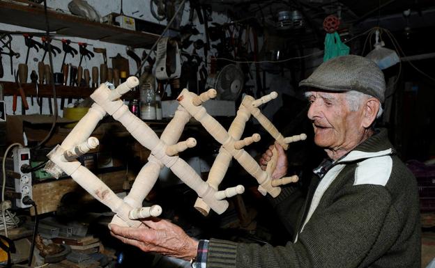 Antonio Cervilla se convierte a sus 90 años en el decano de los carpinteros de La Alpujarra