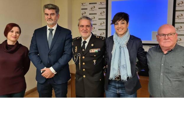 Los periodistas jienenses homenajean a Diego Moya, portavoz de la Policía Nacional