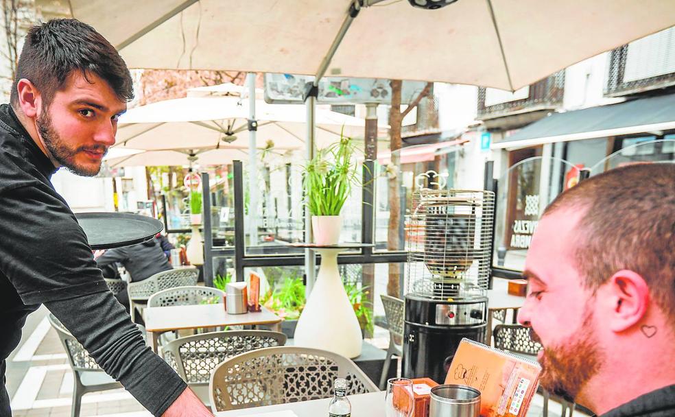 Menos propinas a camareros en Granada por la crisis y el pago con tarjeta