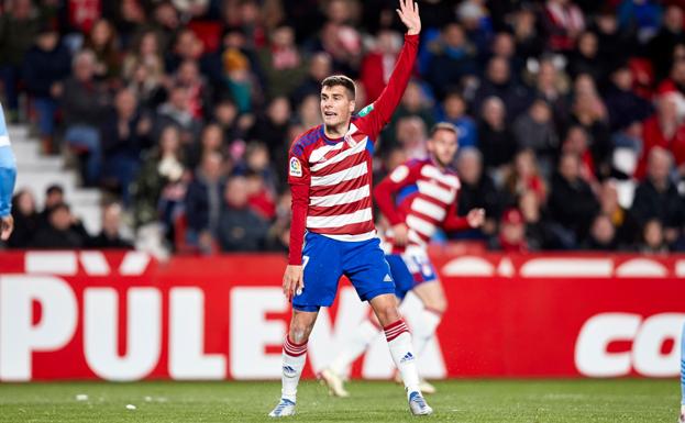 Soro pidió penalti por unas manos tras un rebote en el área