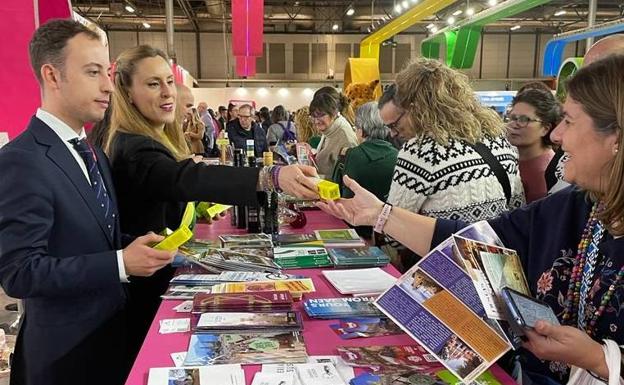 Turjaén muestra «su satisfacción por el número de operadores presentes y los contactos realizados» en Fitur