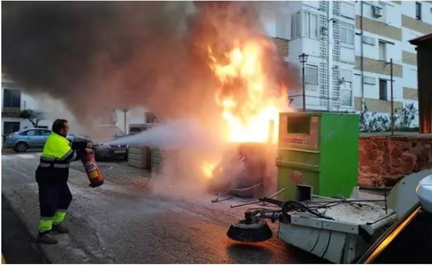 Más de diez contenedores han ardido en Mengíbar por cenizas y ascuas mal apagadas