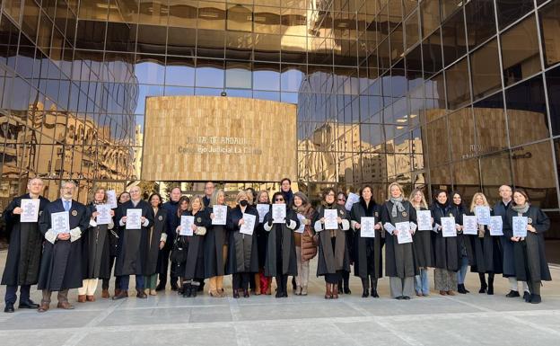 Los secretarios judiciales de Granada se concentran por los «incumplimientos» del Gobierno