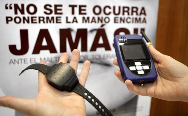 Las pulseras activas en Jaén para vigilar a maltratadores se duplican en solo tres años