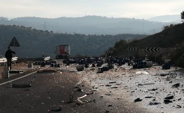 Un camión derrama toda su carga de cerveza tras un accidente en la A-92 en Pulianas