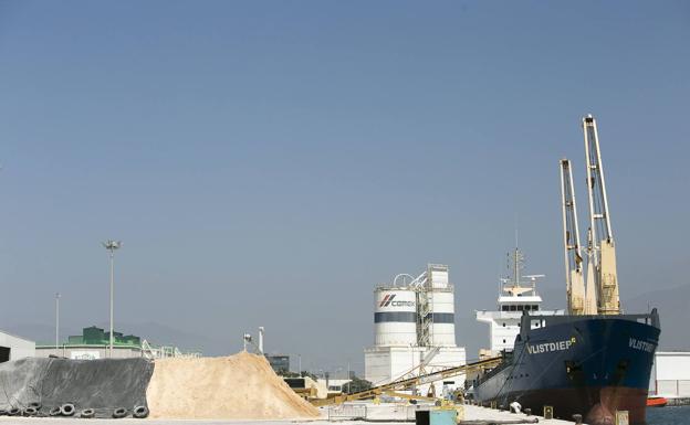 Un nuevo operador, que mueve un millón de toneladas en Sevilla, llega al puerto de Motril