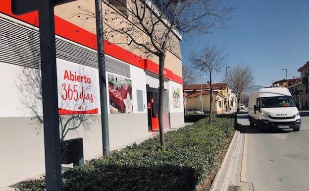 Cuatro individuos armados con cuchillos y armas de fuego atracan un súper en Maracena