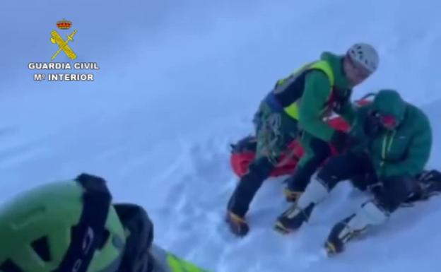 Rescatados dos montañeros heridos a 3.000 metros de altura en la travesía del Canuto del Veleta