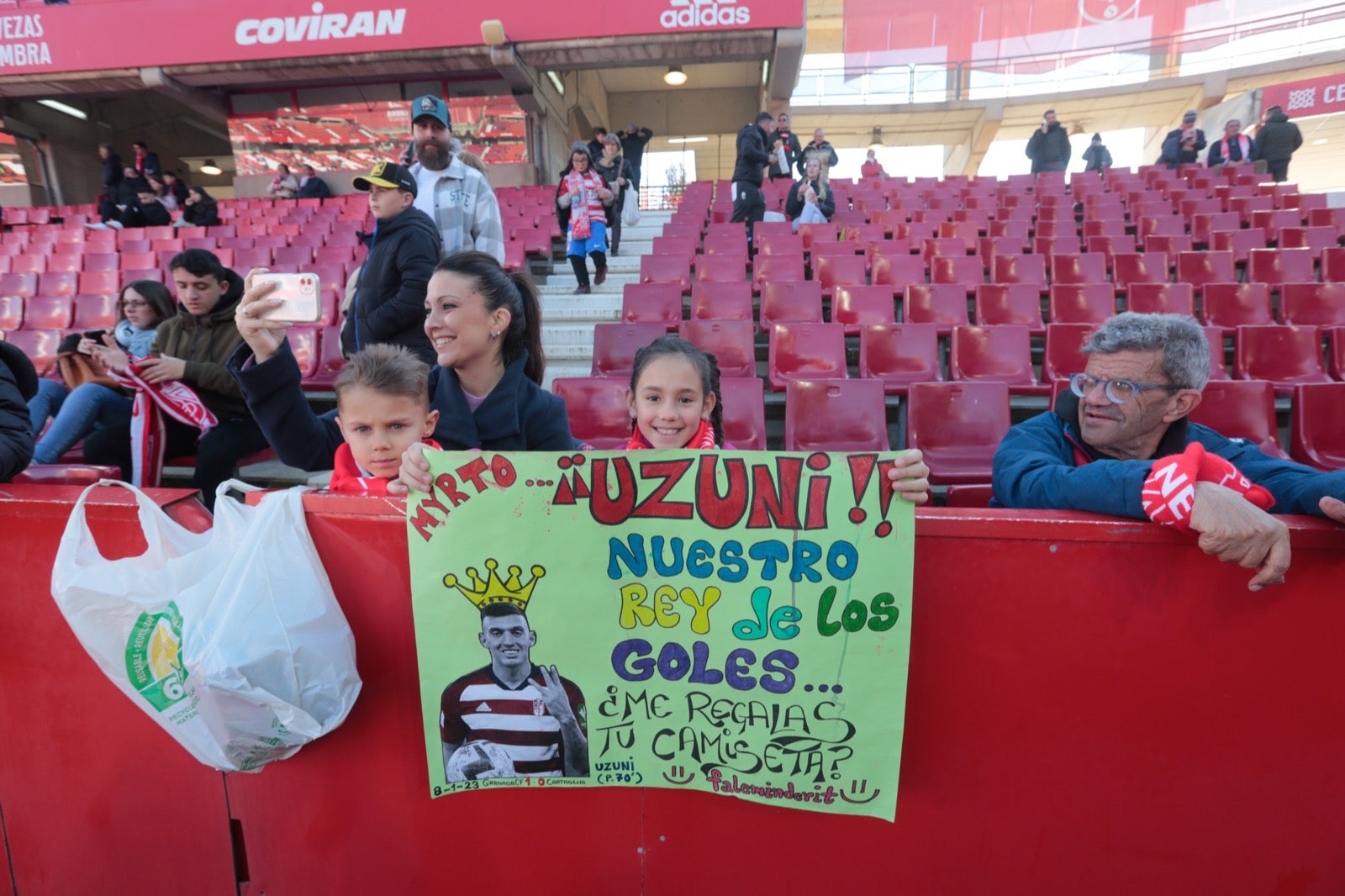 Encúentrate en la grada de Los Cármenes en el Granada-Andorra