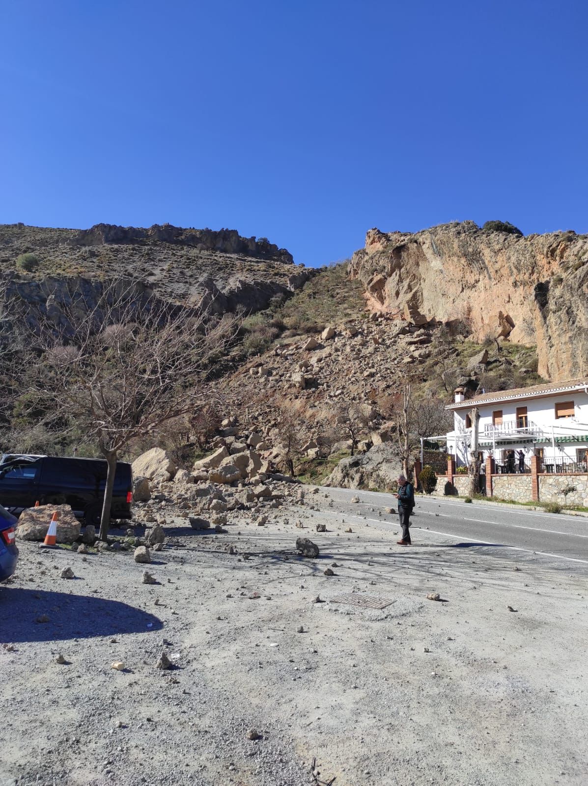 Las imágenes del gran desprendimiento en la Carretera de la Sierra, donde hay heridos