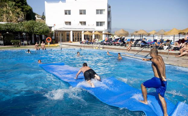 Dos piscinas más y una nueva entrada para que el hotel Salobreña sea un cuatro estrellas