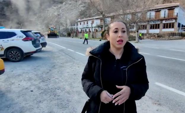 Un bebé en un carricoche, rodeado de piedras tras el derrumbe en la Carretera de la Sierra