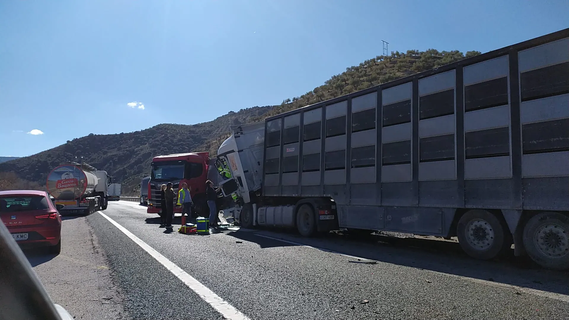 Excarcelan a un conductor tras el choque entre dos camiones en la A-92 de Granada