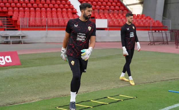 Pacheco, como la parrala: 'Que sí, que no'; al final deja el Almería