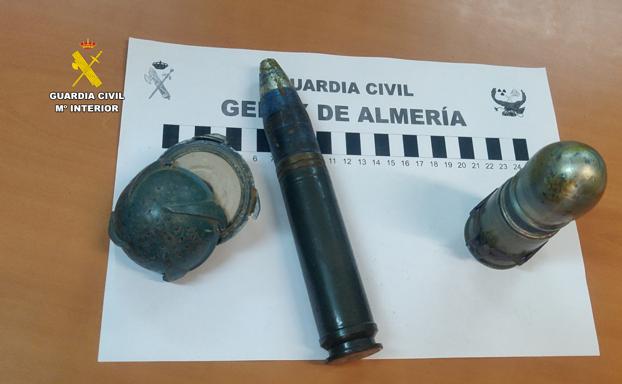 Encuentran dos granadas de mano, un proyectil y otras armas en un domicilio en Fondón