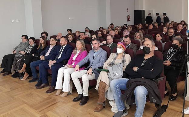 Diálogos contra el cáncer en Jaén: los beneficios del trato humano al paciente y el ejercicio físico contra la enfermedad