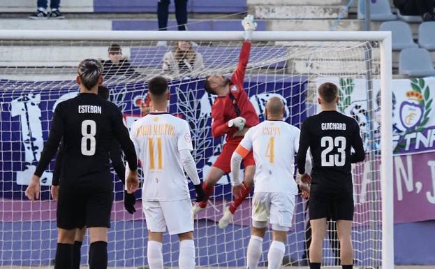 El Real Jaén recibe a un Atlético Porcuna acuciado por las urgencias
