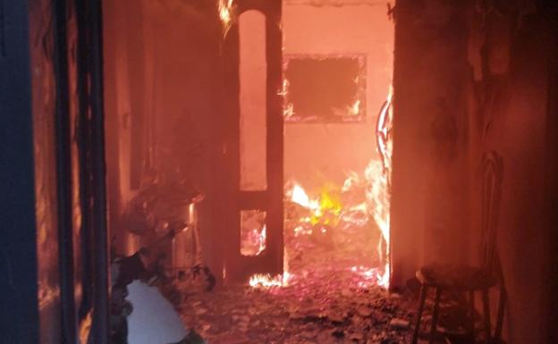 Rescatadas tres personas tras el incendio de una vivienda en Macael y un cortijo en Dalías