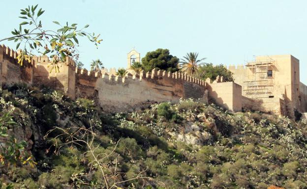 El profesor Martín Civantos diserta sobre la arqueología en la restauración de las murallas