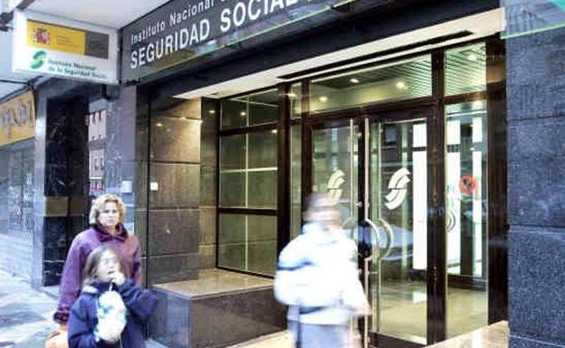 Tres meses de espera para una cita en la Seguridad Social pero 15 minutos de atención máximo