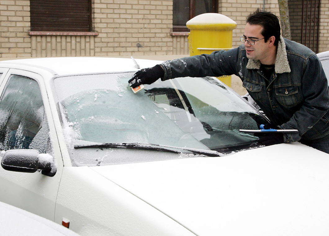 La DGT puede multarte así por tener los cristales con hielo, sucios o empañados