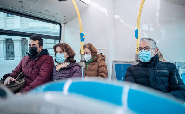 El Instituto Balmis considera «pertinente» quitar las mascarillas en el transporte público