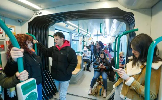 Primer día sin mascarilla en el transporte público: «Se acabaron las broncas. Es un alivio para todos»