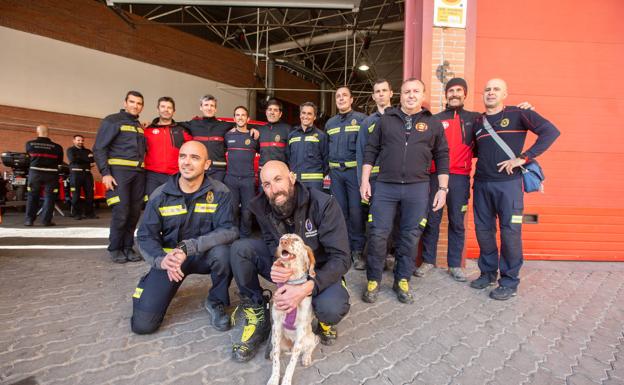 Trece bomberos granadinos en busca de vida tras el caos dejado por el terremoto de Turquía