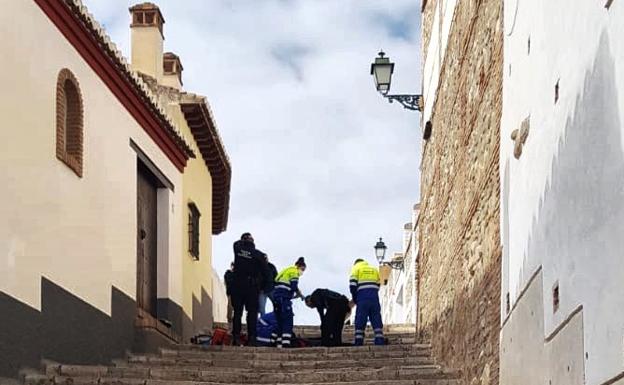Herido al caer desde cinco metros cuando trepaba la pared de la mezquita del Albaicín