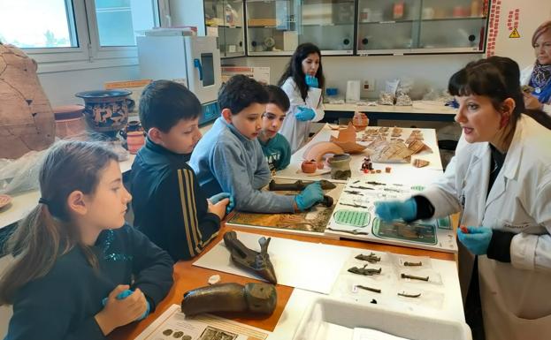 Estudiantes de hasta 12 años aprenden que la Ciencia se escribe con nombre de mujer en Jaén